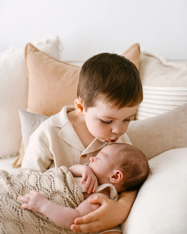 The squishiest little honey + the smoochiest big brother. 

@taylahgiddings 

#bendigonewbornphotographer#melbournenewbornphotographer#bendigobabyphotographer#melbournebabyphotographer#naturalnewbornphotographer#naturallightstudio#lookslikefilmkids#themotherhoodanthology#thebloomforum#thesincerestoryteller#thelifestylecollectiver #thebabyyears#nikonau#nikonaustralia