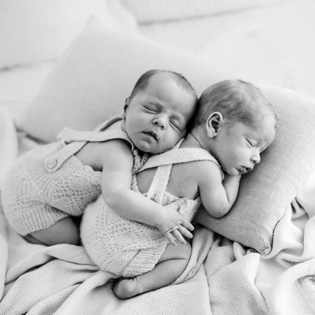 Twice the scrunchie, sleepy sweetness….as we re-emerge from our Easter holiday hibernation. 🤍

#bendigonewbornphotographer#melbournenewbornphotographer#bendigobabyphotographer#melbournebabyphotographer#naturalnewbornphotographer#naturallightstudio#lookslikefilmkids#thefountcollective#motherhoodarchive#thebloomforum#thesincerestoryteller#thelifestylecollective#galleryoflightfeature#thebabyyears#twinnewborns#twinbabies#twinphotography#twinsofinstagram